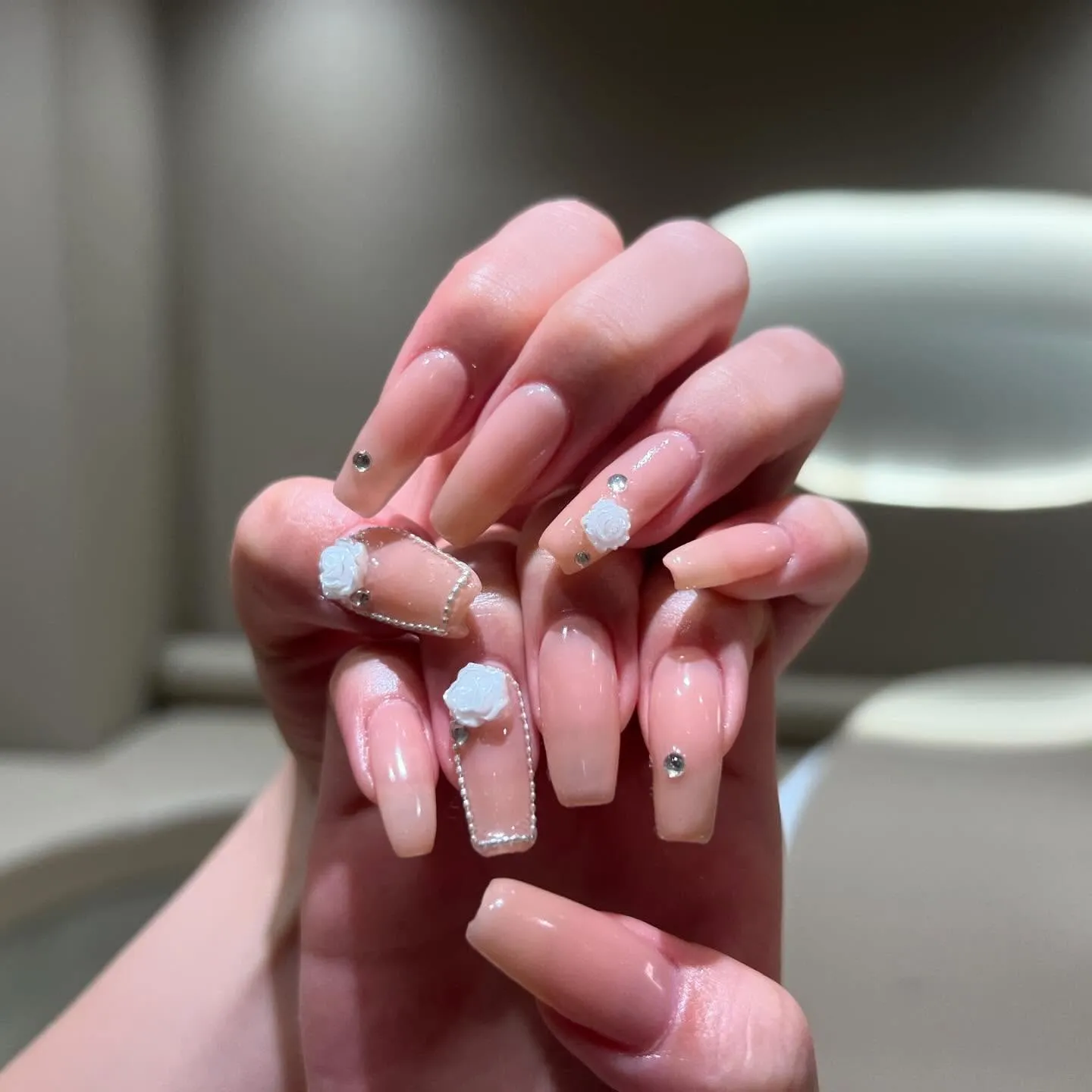 白のバラと囲みのチェーン🌹