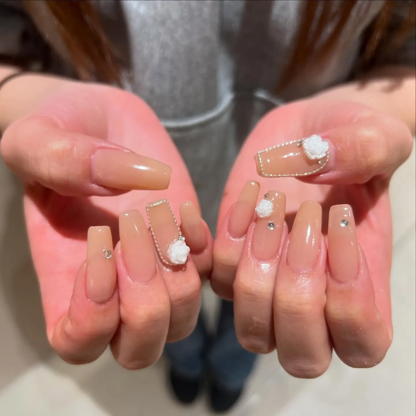 白のバラと囲みのチェーン🌹