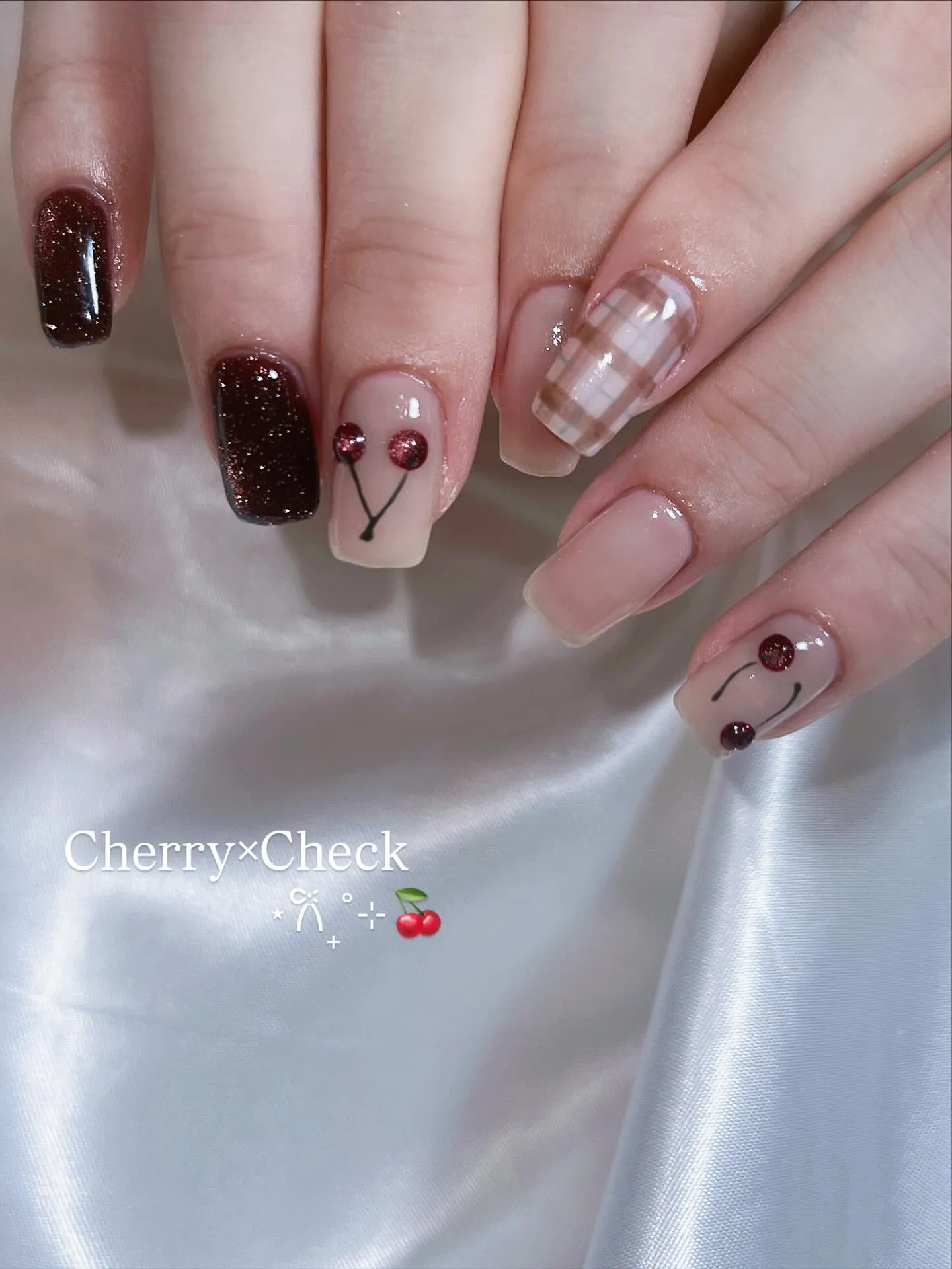 秋でも可愛いダークなさくらんぼとチェックネイル🍒