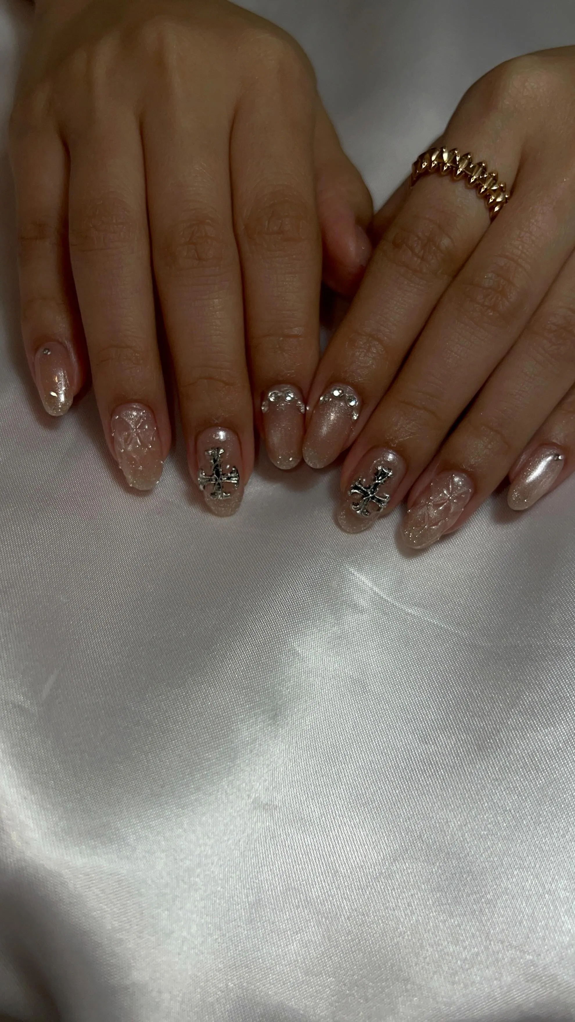 うるうるパウダーの上にちゅるんと輝くマグネットネイル✨先端は...